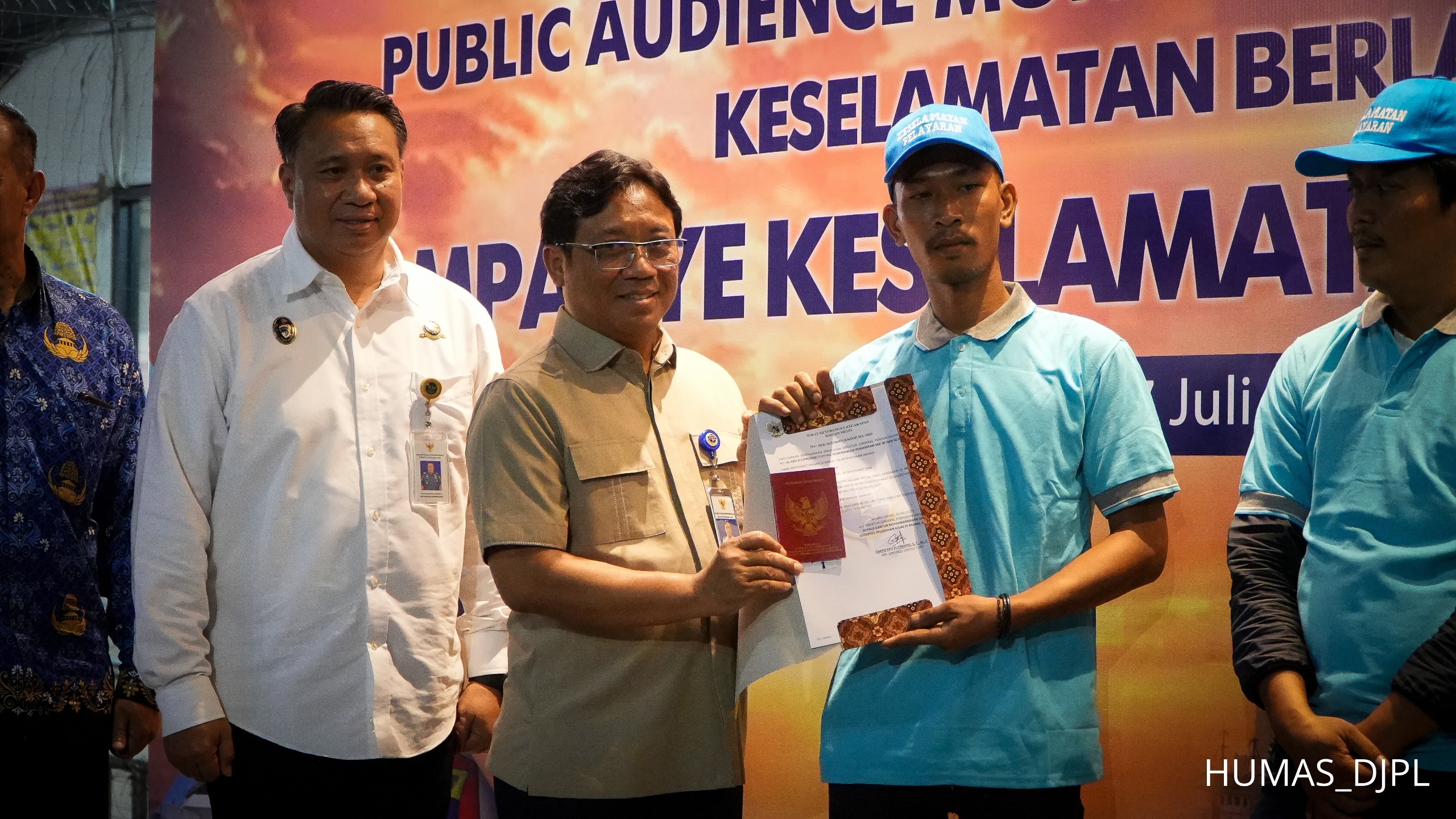 PERKUAT BUDAYA KESELAMATAN BERLAYAR, KEMENHUB SERAHKAN 150 UNIT LIFE JACKET KEPADA NELAYAN MUARA ANGKE